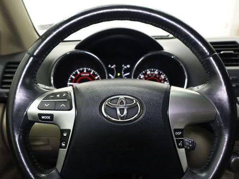 Used 2011 Toyota Highlander SE image 17