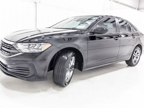 Used 2023 Volkswagen Jetta SE image 2