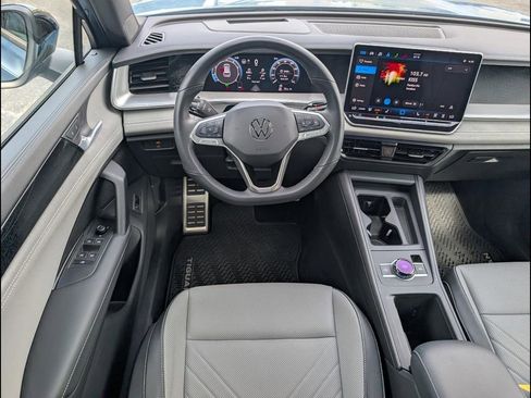 Certified 2025 Volkswagen Tiguan SE R-Line AWD/4WD image 9