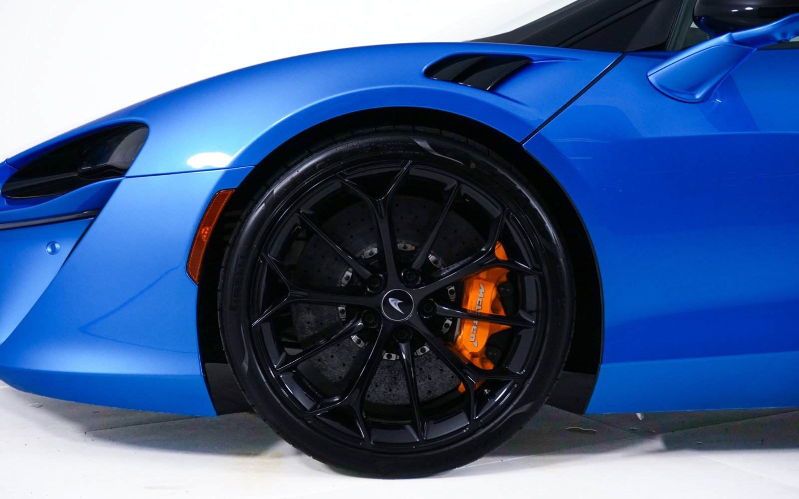 Used 2024 McLaren Artura RWD image 12