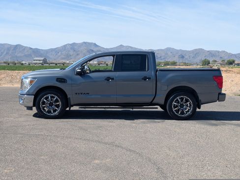 Used 2017 Nissan Titan SV image 6