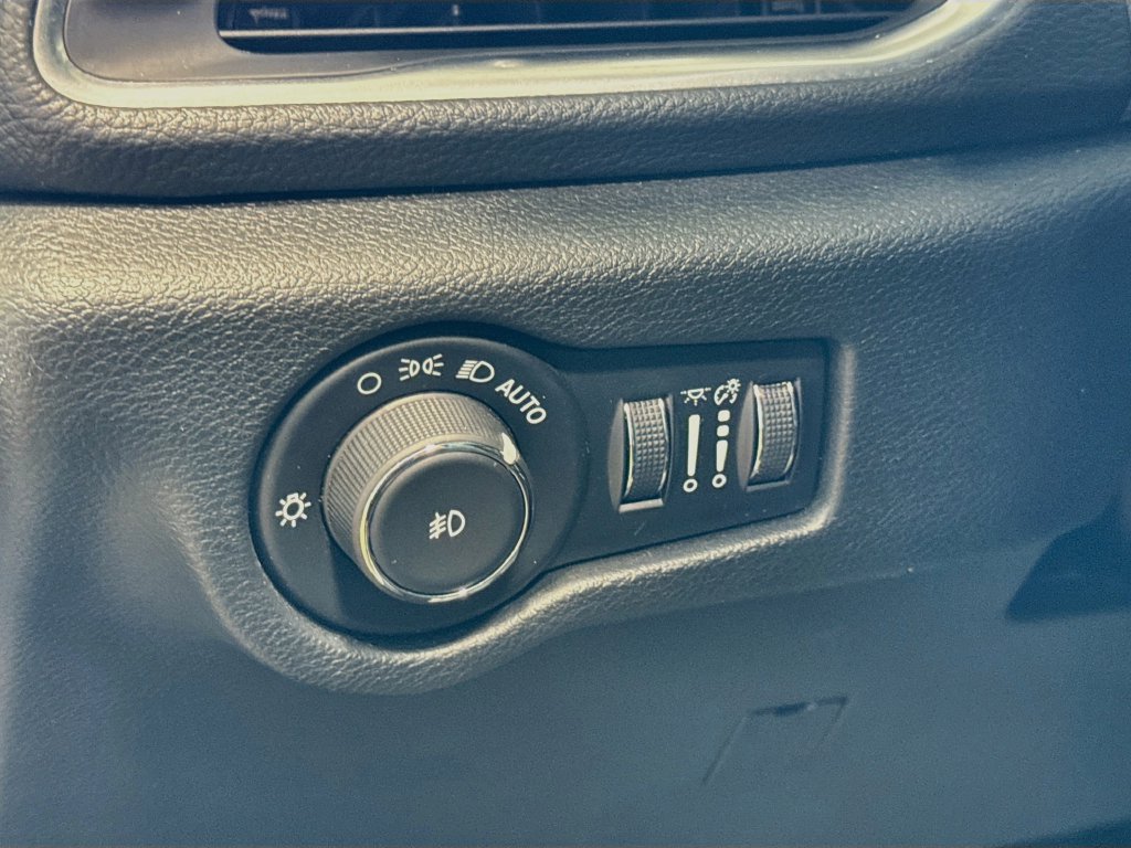 Used 2025 Chrysler Pacifica Limited FWD image 10