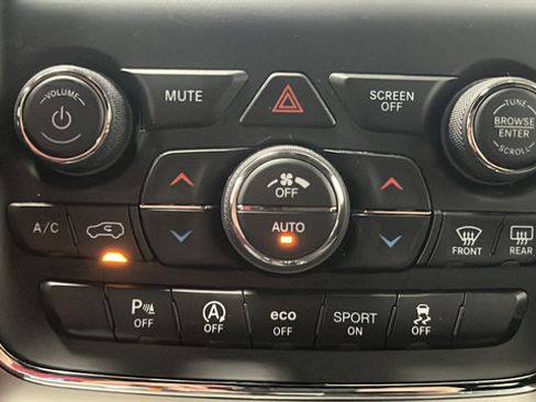Used 2019 Jeep Grand Cherokee Laredo AWD/4WD image 17