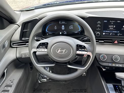 Used 2025 Hyundai Elantra SE image 23