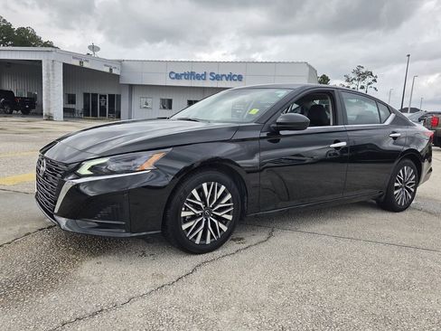 Used 2025 Nissan Altima 2.5 SV FWD image 2