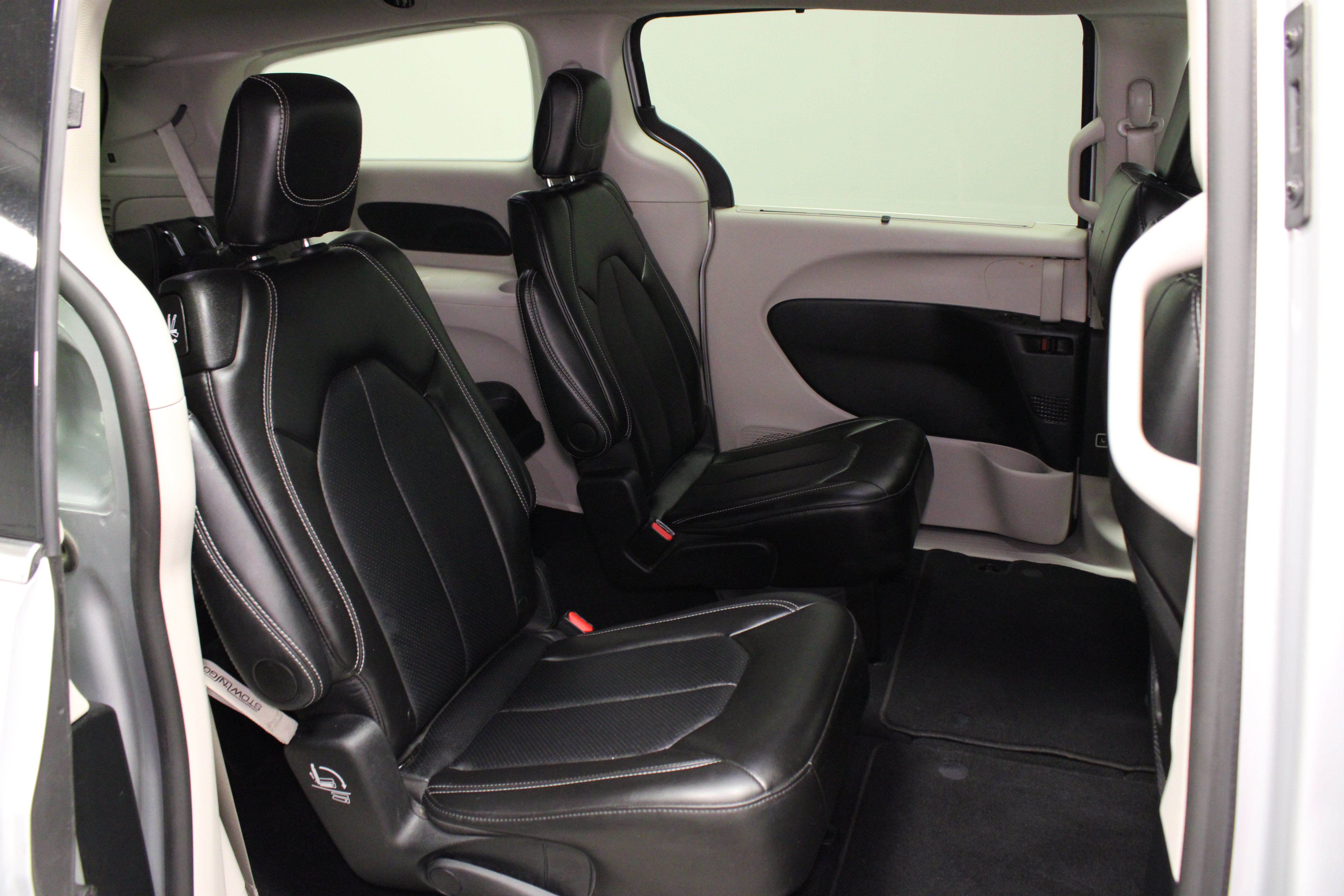 Used 2024 Chrysler Pacifica Touring-L FWD image 15