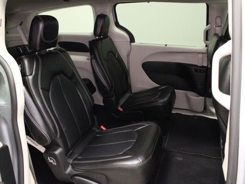 Used 2024 Chrysler Pacifica Touring-L FWD image 15