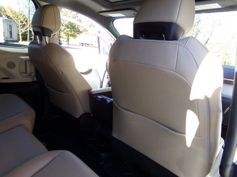 Used 2024 Toyota Sienna XLE image 33