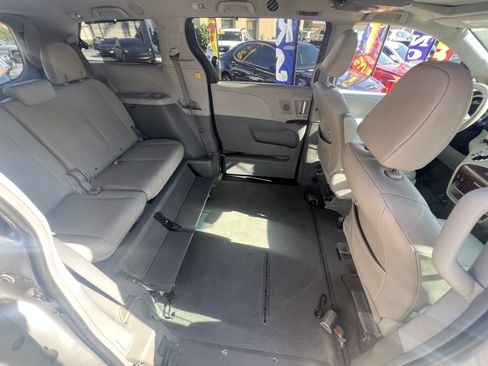 Used 2011 Toyota Sienna XLE image 5