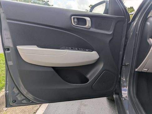 Used 2025 Hyundai Venue SEL FWD image 11