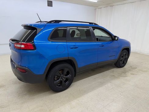 Used 2018 Jeep Cherokee Latitude w/ Altitude Package AWD/4WD image 6