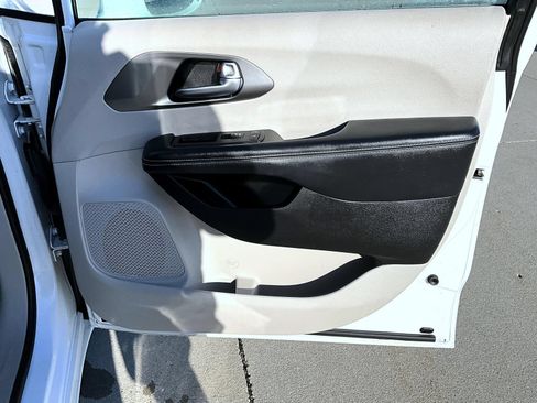 Used 2022 Chrysler Pacifica Touring-L FWD image 17