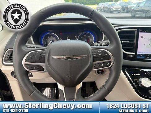 Used 2023 Chrysler Pacifica Touring-L FWD image 19