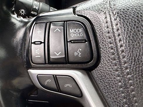 Used 2019 Toyota Highlander XLE AWD/4WD image 23