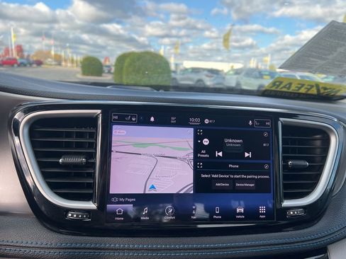 Used 2021 Chrysler Pacifica Touring-L image 22