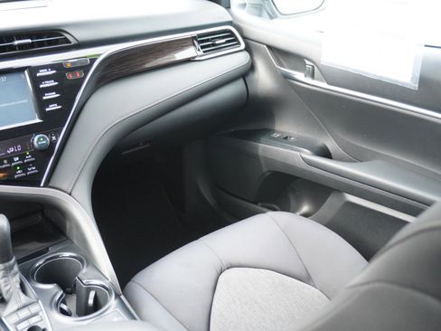 Used 2018 Toyota Camry LE image 13
