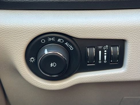 Used 2024 Chrysler Pacifica Touring-L image 39