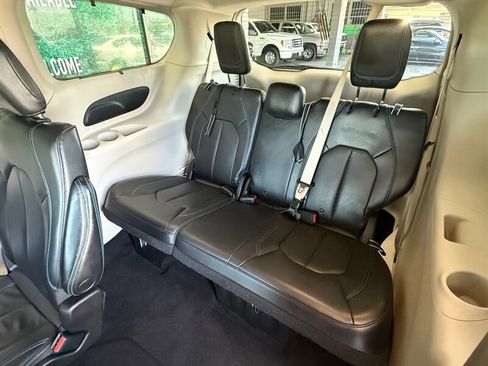 Used 2021 Chrysler Pacifica Touring-L image 28