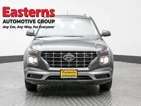 Used 2025 Hyundai Venue SEL FWD image 2
