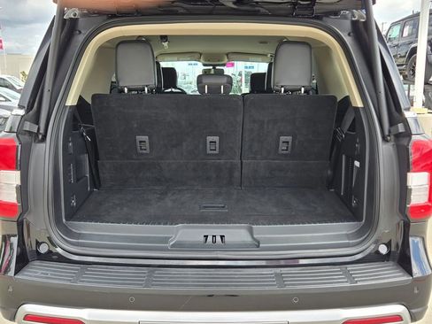 Used 2024 Ford Expedition XLT RWD image 12