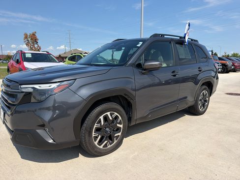 Used 2025 Subaru Forester Premium AWD/4WD image 2