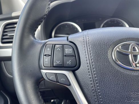 Used 2018 Toyota Highlander XLE image 15