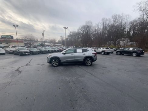 Used 2025 Chevrolet Trax LT w/ LT Convenience Package image 15