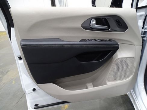 Used 2024 Chrysler Pacifica Touring-L image 12