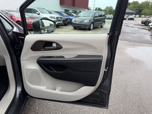 Used 2017 Chrysler Pacifica Touring-L w/ Tire & Wheel Group FWD image 27