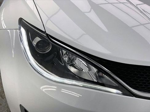 Used 2020 Chrysler Pacifica Limited image 26