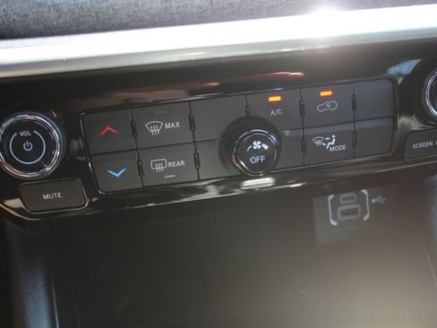 Used 2023 Jeep Compass Latitude AWD/4WD image 9