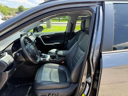 Used 2019 Toyota RAV4 XLE Premium FWD image 17