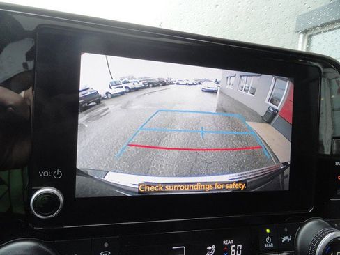 Used 2023 Toyota Highlander XLE AWD/4WD image 17