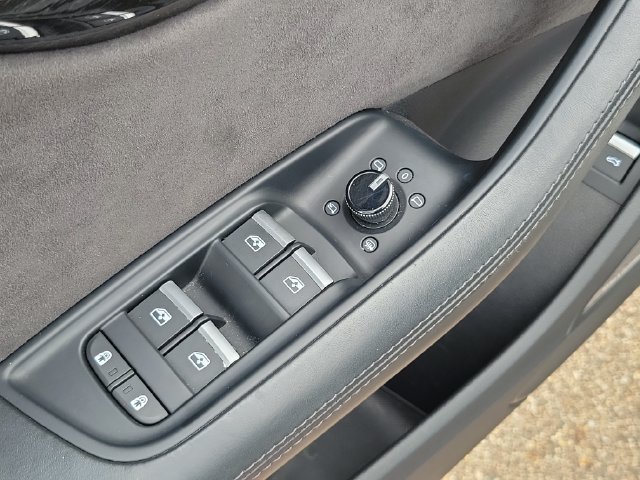 Used 2019 Audi Q8 Prestige w/ Luxury Package AWD/4WD image 10