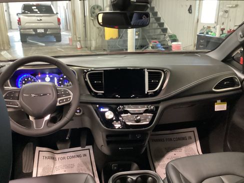 New 2026 Chrysler Pacifica Select FWD image 18