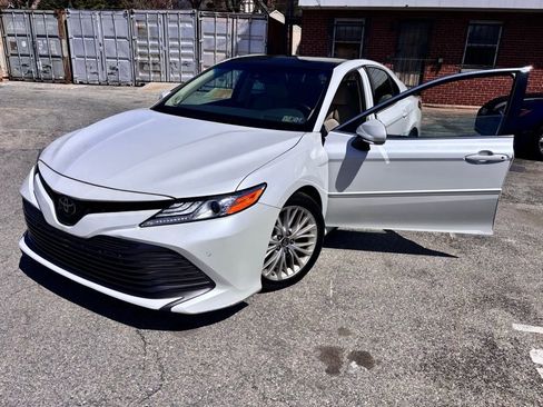 Used 2018 Toyota Camry XLE image 5