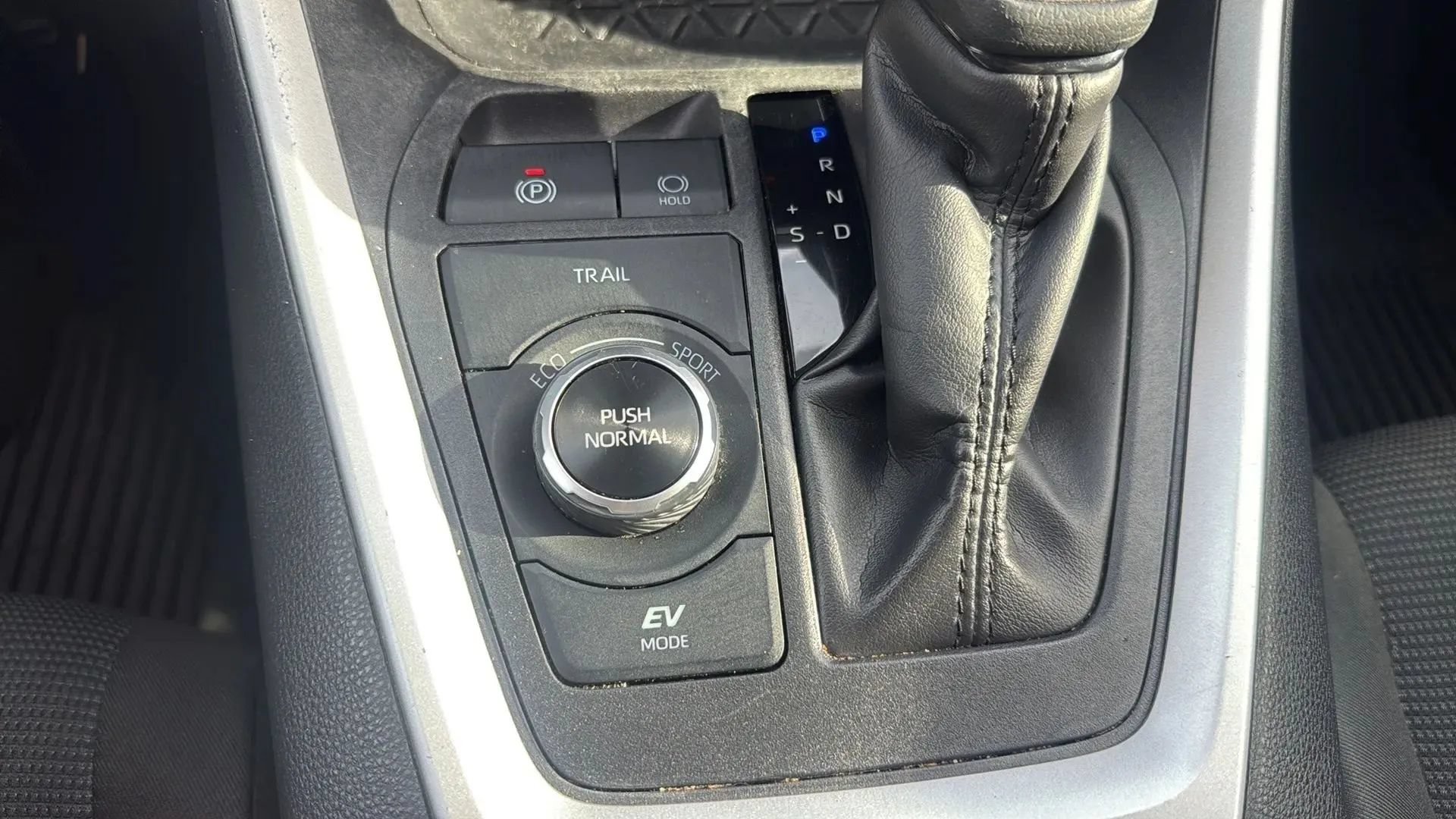 Used 2025 Toyota RAV4 LE AWD/4WD image 15