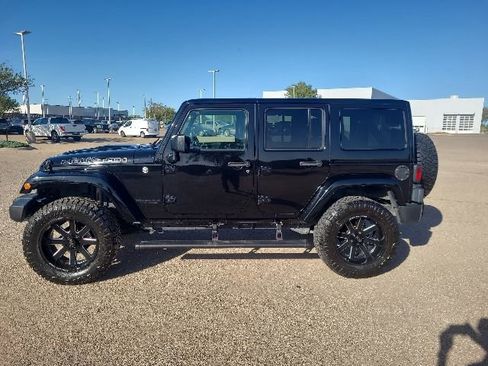 Used 2017 Jeep Wrangler Unlimited Sahara AWD/4WD image 8