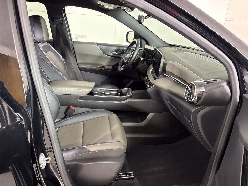 Used 2025 Chevrolet Equinox LT w/ Convenience Package II FWD image 17