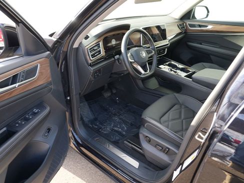 Used 2025 Volkswagen Atlas SE image 13