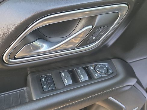 Used 2024 GMC Yukon SLT w/ SLT Luxury Package image 12