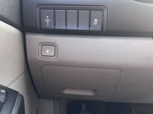 Used 2016 Kia Sedona LX w/ Option Group 020 FWD image 20