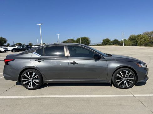 Used 2022 Nissan Altima 2.5 SR FWD image 2
