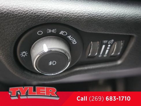 Used 2025 Chrysler Pacifica Limited image 24