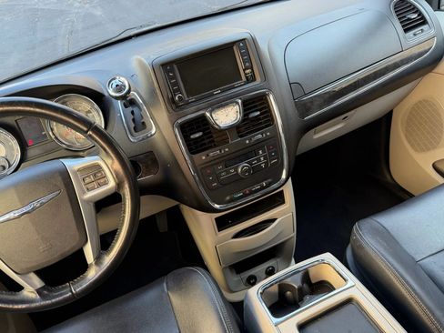 Used 2014 Chrysler Town & Country Touring FWD image 18