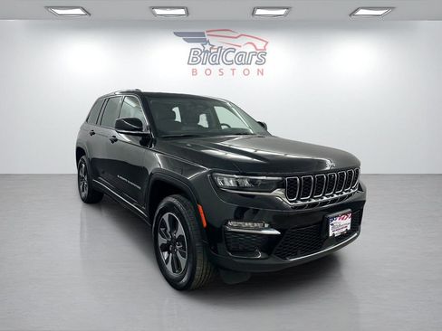 Used 2022 Jeep Grand Cherokee Limited 4xe w/ Luxury Tech Group II AWD/4WD image 3