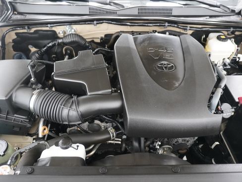 Used 2020 Toyota Tacoma TRD Off-Road w/ Advanced Technology Package AWD/4WD image 28