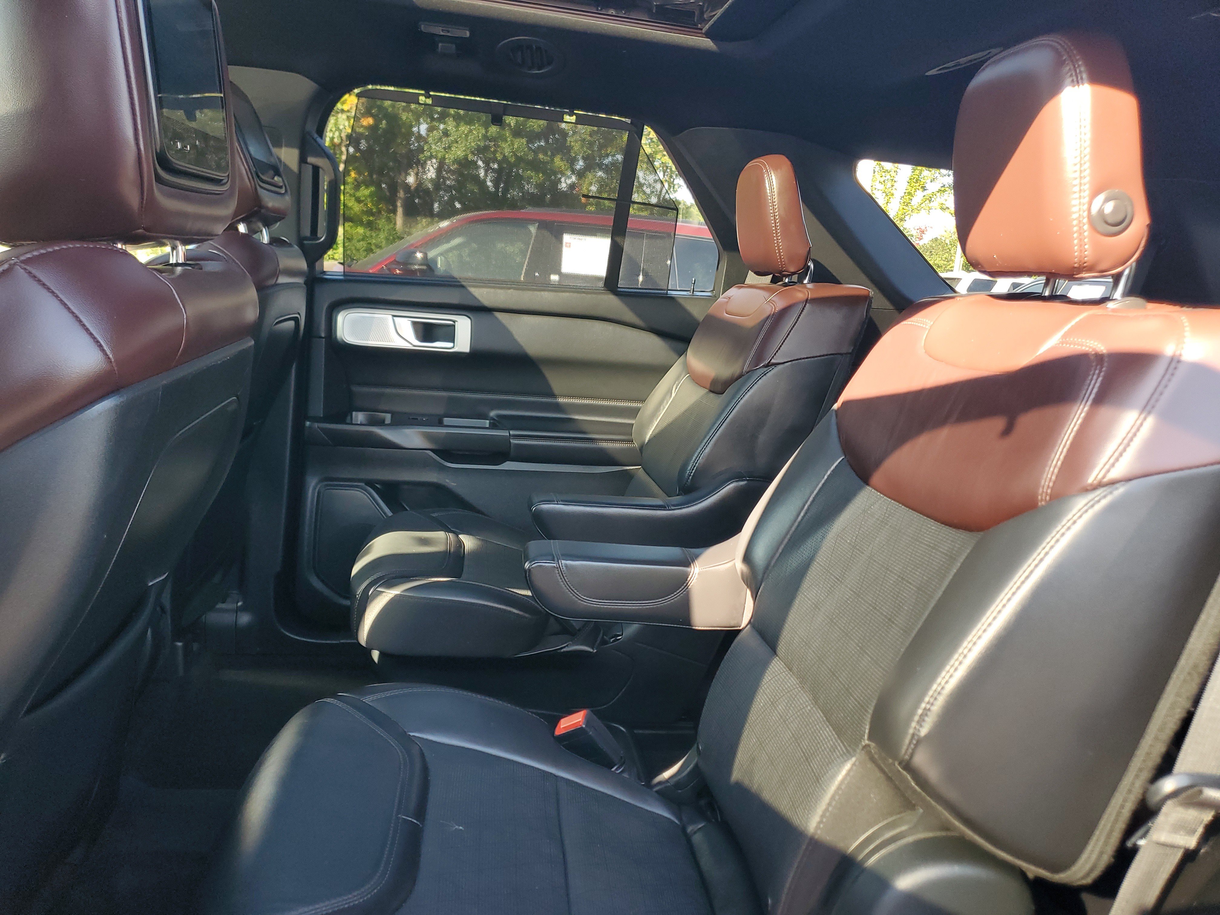 Used 2020 Ford Explorer Platinum w/ Premium Technology Package AWD/4WD image 11