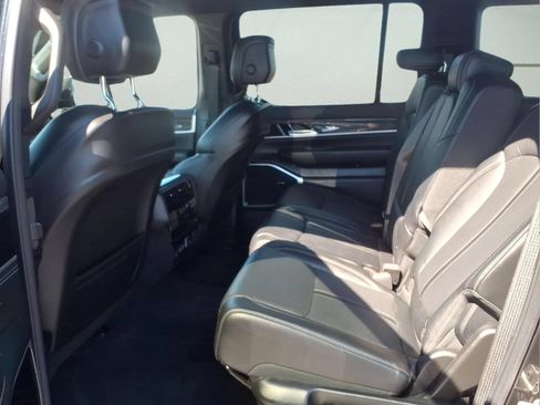 Used 2022 Jeep Wagoneer Series II AWD/4WD image 11