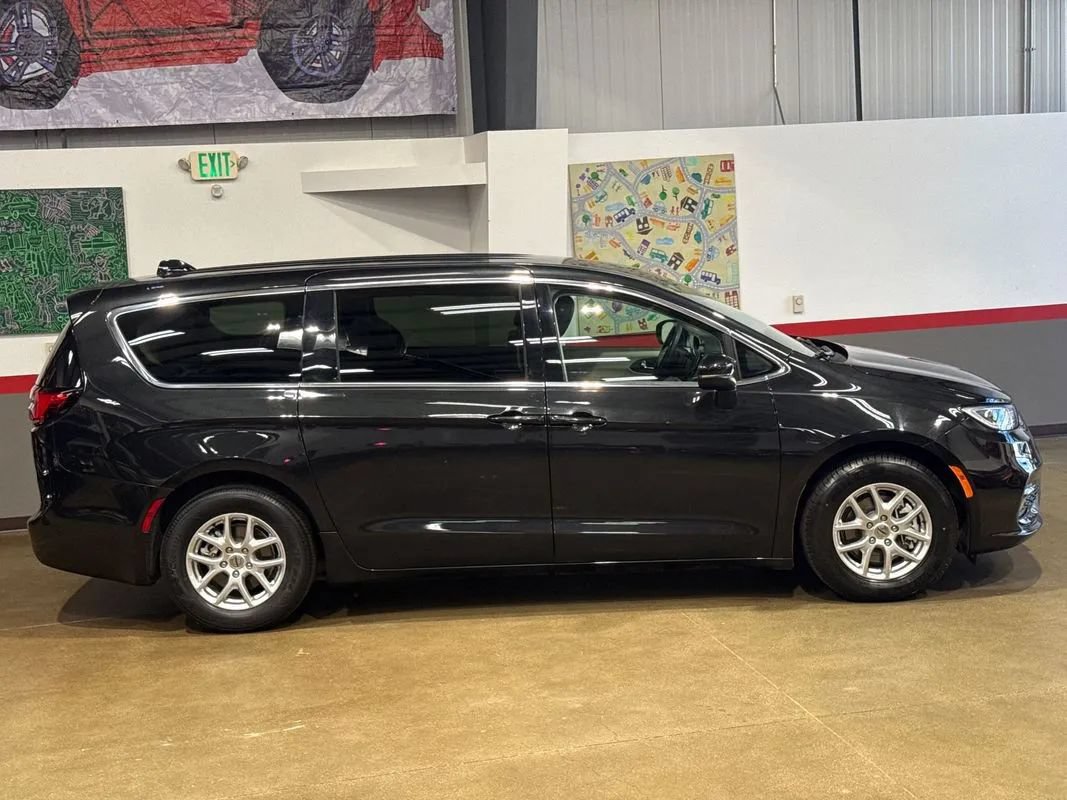 Used 2023 Chrysler Pacifica Touring-L FWD image 23